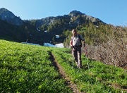 09 dopo tratto di salita, qui prendere a sx salendo per il prato (paletto)